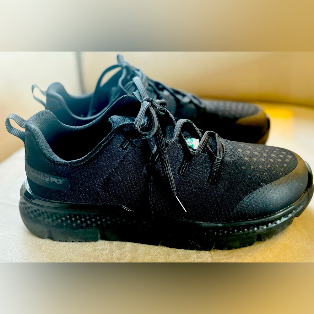 Size 10 ladies safety shoes - only worn twice csa approved …purchased for 110.00